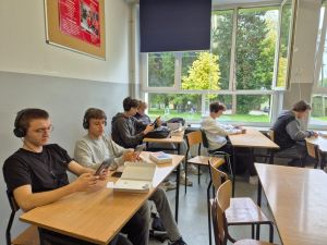 Akelius 2025 – wzmocnienie i rozszerzenie wdrożenia cyfrowego nauczania języka polskiego dla dzieci uchodźczych z Ukrainy w Polsce.
