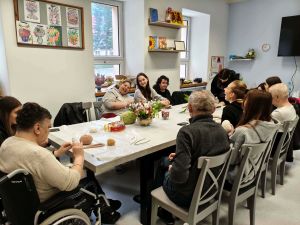 Wolontariusze Zespołu Szkół w Piotrkowicach odwiedzili podopiecznych DPS w Łyszkowicach