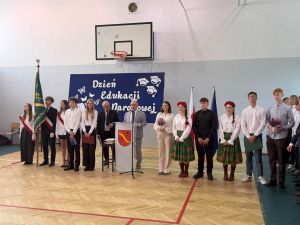 Uroczysta akademia z okazji Dnia Edukacji Narodowej i ślubowanie klas pierwszych w ZS w Piotrkowicach Małych